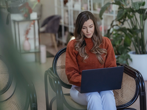 美國(guó)簽證續(xù)簽必備材料：稅單與資產(chǎn)證明缺一不可